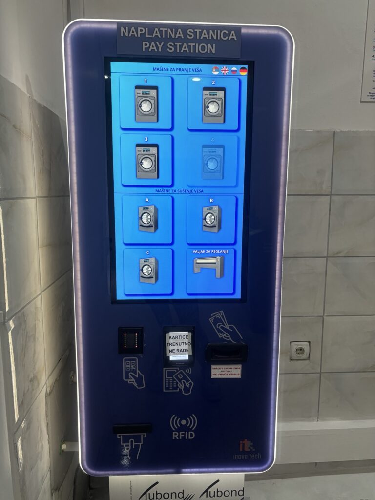 Digitalna naplatna stanica za pranje i sušenje veša u WSG samouslužnoj perionici u Beogradu.